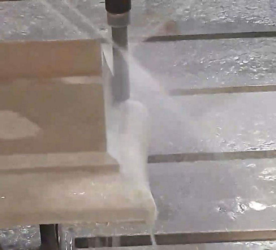 Découpe au jet d'eau d'une marche en pierre
